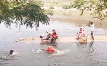हसदेव नदी में बांस की नाव पलटी, मंत्री के सुरक्षाकर्मी और नेता गिरे पानी में, बड़ा हादसा टला