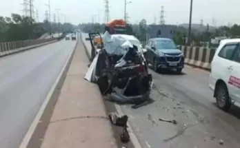 High speed Innova car collides with truck, car shattered, driver's leg broken