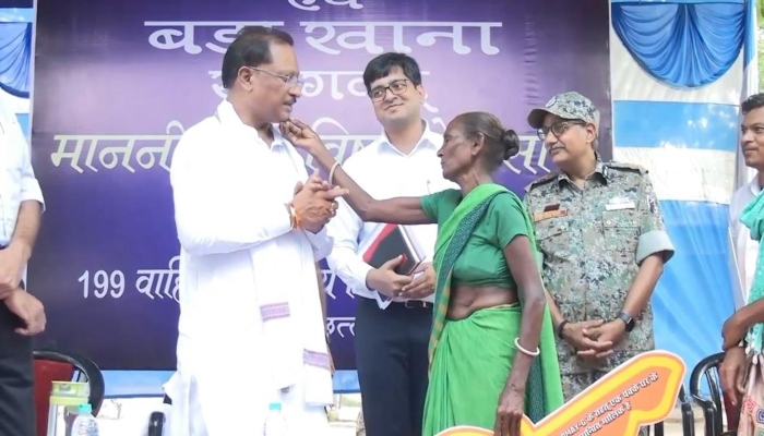 प्रधानमंत्री आवास की चाबी पाकर भावुक हुईं शम्मी दुर्गम, मुख्यमंत्री को दिया माँ का आशीर्वाद