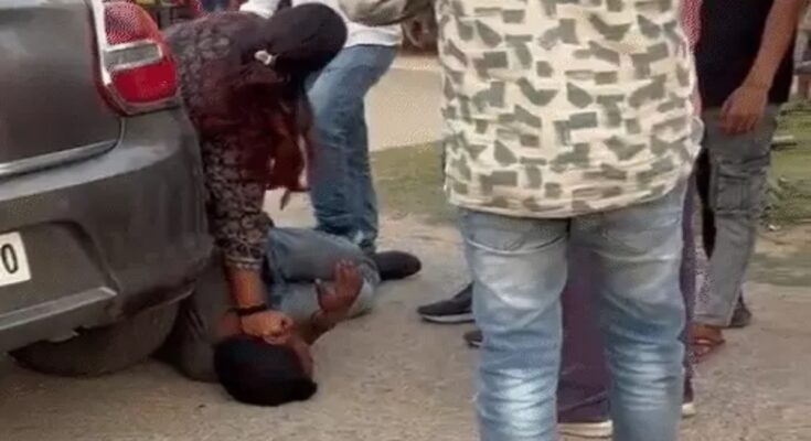BJP leader punched tribal farmer in the middle of the road