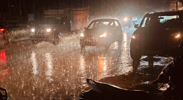 रायपुर। छत्तीसगढ़ में मौसम का मिजाज बिगड़ गया है। राज्य के 9 जिलों में बिजली गिरने और तेज बारिश का अलर्ट जारी किया गया है। मौसम विभाग ने बस्तर संभाग के 5 जिलों में यलो और 4 जिलों में ऑरेंज अलर्ट घोषित किया है। धमतरी और गरियाबंद में तेज अंधड़ चलने की संभावना है, जबकि सुकमा और दंतेवाड़ा में बौछारें पड़ने की चेतावनी दी गई है। रायपुर में मंगलवार शाम करीब आधे घंटे की जोरदार बारिश से शहर की सड़कों पर घुटनों तक पानी भर गया। जयस्तंभ चौक सहित कई इलाकों में जलभराव की स्थिति बन गई, जिससे ट्रैफिक जाम और ब्लैकआउट जैसी समस्याएं पैदा हो गईं। हालांकि, मौसम विभाग ने स्पष्ट किया है कि यह अभी मानसूनी बारिश नहीं है। मानसून को बस्तर से आगे बढ़ने में 2-3 दिन और लग सकते हैं। जून में अब तक राज्य के 27 जिलों में सामान्य से कम बारिश हुई है। पूरे राज्य में 51% वर्षा की कमी दर्ज की गई है, जिससे खरीफ फसलों पर असर की आशंका है। आज से प्रदेश के तापमान में 2 से 4 डिग्री तक गिरावट आने की संभावना जताई गई है। सोमवार को राजनांदगांव सबसे गर्म रहा, जहां तापमान 39.5°C दर्ज किया गया, जबकि दुर्ग में सबसे कम न्यूनतम तापमान 24.2°C रहा। हालांकि, मई महीने में राज्य में 374% अधिक बारिश रिकॉर्ड की गई थी। अब मानसून की धीमी प्रगति ने चिंता बढ़ा दी है। विशेषज्ञों के अनुसार, जल्द ही बंगाल की खाड़ी या अरब सागर में सिस्टम बनने पर बारिश में तेजी आ सकती है।