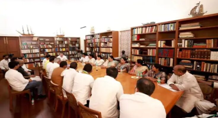 दिल्ली में राहुल गांधी से आदिवासी नेताओं की मुलाकात, अलग धर्म-कोड की उठी मांग; बीजेपी-कांग्रेस में जुबानी जंग तेज