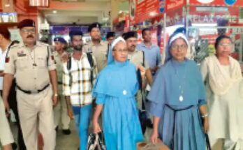 Human trafficking and conversion exposed at the station: A young man and two nuns were caught taking three girls to Agra