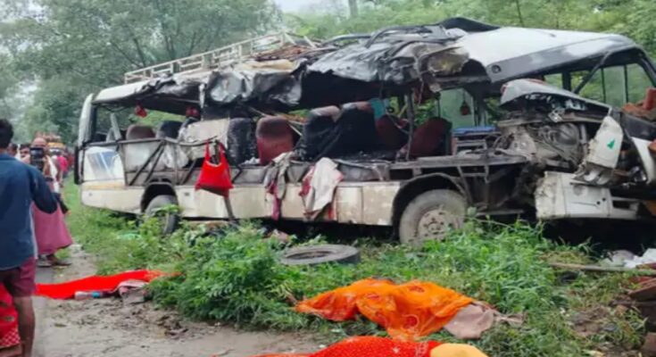 Major accident due to bus-truck collision in Deoghar: 18 devotees died, many injured
