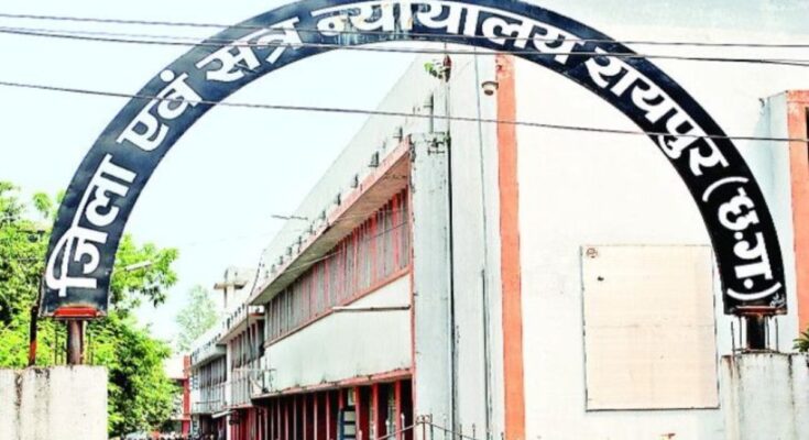 court premises smoke, fire extinguishers, fire in electric board, lawyers chamber, power disruption, Raipur court fire, readiness of court employees, short circuit, अग्निशमन यंत्र, इलेक्ट्रिक बोर्ड में आग, कोर्ट कर्मचारियों की तत्परता, कोर्ट परिसर धुआं, बिजली बाधित, रायपुर कोर्ट आग, वकीलों के चैंबर, शॉर्ट सर्किट