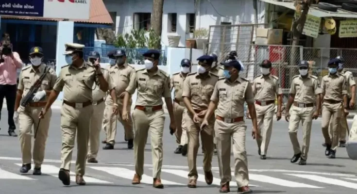 Chaos during Garba: Two groups clash, shops set on fire, police attacked