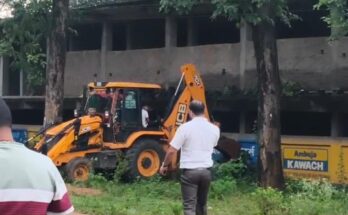 Gariaband, illegal complex, bulldozer action, 22 shops demolished, revenue and municipal team, ADM Pankaj Dahire, SDM, Tehsildar, Naib Tehsildar, law and order, police deployment, 200+ policemen, National Highway, municipal permission,