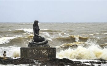 Cyclone 'Monthi' hit Andhra Pradesh with winds of 100 km/h, killing one person.