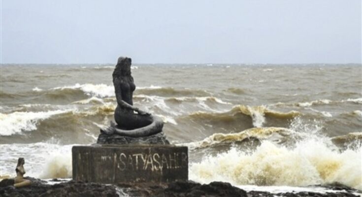 Cyclone 'Monthi' hit Andhra Pradesh with winds of 100 km/h, killing one person.