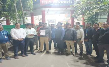 Canara Bank assault, cashier attacked, bank statement dispute, Bilaspur incident, CCTV evidence, FIR filed, employee protest, SP office complaint, brothers assault case, bank rules violation,