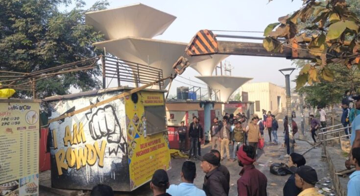 Raipur, Science College Chaupati, Eviction Drive, Municipal Corporation, Protest, Congress Leaders, Vikas Upadhyay, Aakash Tiwari, Police Detention, JCB Action, Encroachment Removal, Railway Land, Parking Plan, Vendors Protest, Clash with Police, Raipur Politics, Public Demonstration, Civic Action,
