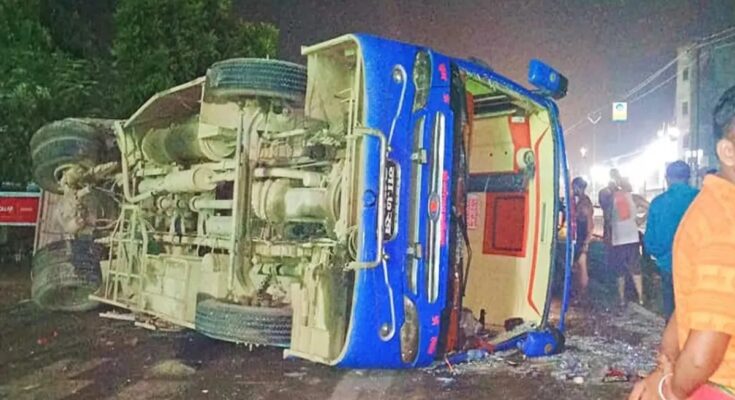 Bus Accident, Four Lane Accident, Tire Burst Accident, Garoth Ujjain Road Accident, Bus Overturned News, Madhya Pradesh Accident News, Sonipat Bus Accident, Ujjain Road Accident, Passenger Bus Accident, Bus Tyre Burst News, Road Accident India,