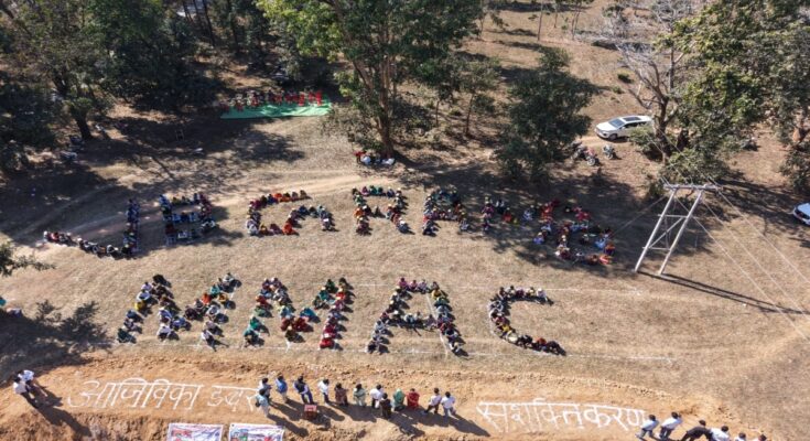 In Karmari, villagers formed a human chain to convey the message of 'Self-reliant village – Developed India'.