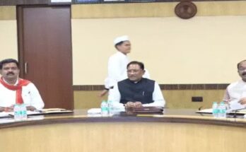 रायपुर। छत्तीसगढ़ सरकार ने ड्रग्स तस्करी और नशे से जुड़े अपराधों पर सख्ती बढ़ाने का बड़ा फैसला लिया है। कैबिनेट बैठक में तय हुआ कि प्रदेश के 10 जिलों में नशा विरोधी जिला स्तरीय टास्क फोर्स का गठन किया जाएगा। इस टास्क फोर्स के लिए 100 नए पद स्वीकृत किए गए हैं। इनमें रायपुर, महासमुंद, बिलासपुर, दुर्ग, बस्तर, सरगुजा, कबीरधाम, जशपुर, राजनांदगांव और कोरबा शामिल हैं। टास्क फोर्स का उद्देश्य नशे के कारोबार पर निगरानी बढ़ाना और अपराधियों को पकड़ना होगा। साथ ही, पुलिस मुख्यालय के तहत विशेष अभियान समूह बनाने का निर्णय लिया गया है। इस विशेष बल में 44 नए पद बनाए जाएंगे। यह टीम किसी भी बड़ी या आकस्मिक घटना, आतंकी खतरे या गंभीर स्थिति में तुरंत कार्रवाई करेगी। कैबिनेट ने प्रदेश में पायलट प्रशिक्षण संस्थान स्थापित करने की भी मंजूरी दी है। अलग-अलग हवाई अड्डों और हवाई पट्टियों पर स्थापित यह संस्थान निजी भागीदारी से होगा। इससे युवाओं को पायलट बनने का अवसर मिलेगा और हवाई खेल, विमान मरम्मत और हेलीकॉप्टर ईंधन जैसी सेवाओं को बढ़ावा मिलेगा। सरकार ने नवाचार व स्टार्टअप प्रोत्साहन नीति 2025-26 को भी मंजूरी दी है। नीति से नए उद्यमियों, इनक्यूबेशन केंद्रों और नवाचार से जुड़े लोगों को वित्तीय और तकनीकी समर्थन मिलेगा। इसके अलावा, 35 पूरी हुई आवासीय कॉलोनियों को नगर निगम और नगर पालिकाओं को सौंपने का फैसला किया गया है। इससे लोगों को पानी, सड़क, बिजली और सफाई जैसी सुविधाएं सीधे मिलेंगी और अतिरिक्त रखरखाव शुल्क से राहत मिलेगी। कैबिनेट ने नवा रायपुर में बहुमंजिला सरकारी भवन बनाने, सिरपुर और अरपा क्षेत्र में भूमि आवंटन अधिकार कलेक्टर को देने, क्लाउड आधारित नीति लागू करने और मोबाइल टावर योजना के तहत दूरस्थ व नक्सल प्रभावित इलाकों में नेटवर्क पहुंचाने के फैसले भी किए हैं। इन कदमों से छत्तीसगढ़ में सुरक्षा, डिजिटल ढांचा, आवासीय सुविधाएं और नवाचार का वातावरण मजबूत होगा।