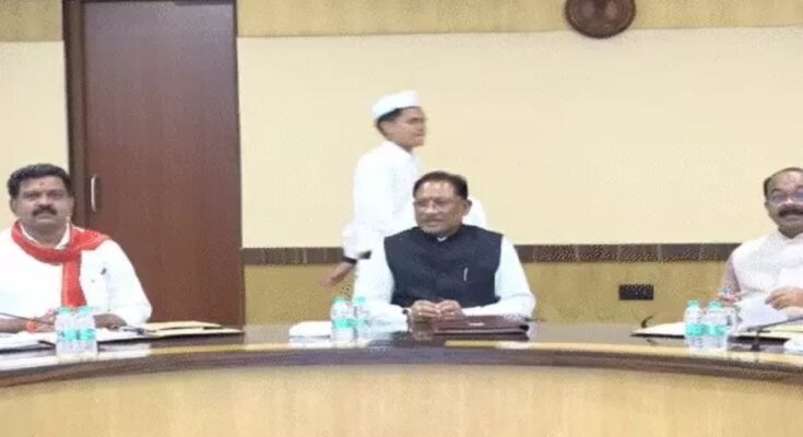 रायपुर। छत्तीसगढ़ सरकार ने ड्रग्स तस्करी और नशे से जुड़े अपराधों पर सख्ती बढ़ाने का बड़ा फैसला लिया है। कैबिनेट बैठक में तय हुआ कि प्रदेश के 10 जिलों में नशा विरोधी जिला स्तरीय टास्क फोर्स का गठन किया जाएगा। इस टास्क फोर्स के लिए 100 नए पद स्वीकृत किए गए हैं। इनमें रायपुर, महासमुंद, बिलासपुर, दुर्ग, बस्तर, सरगुजा, कबीरधाम, जशपुर, राजनांदगांव और कोरबा शामिल हैं। टास्क फोर्स का उद्देश्य नशे के कारोबार पर निगरानी बढ़ाना और अपराधियों को पकड़ना होगा। साथ ही, पुलिस मुख्यालय के तहत विशेष अभियान समूह बनाने का निर्णय लिया गया है। इस विशेष बल में 44 नए पद बनाए जाएंगे। यह टीम किसी भी बड़ी या आकस्मिक घटना, आतंकी खतरे या गंभीर स्थिति में तुरंत कार्रवाई करेगी। कैबिनेट ने प्रदेश में पायलट प्रशिक्षण संस्थान स्थापित करने की भी मंजूरी दी है। अलग-अलग हवाई अड्डों और हवाई पट्टियों पर स्थापित यह संस्थान निजी भागीदारी से होगा। इससे युवाओं को पायलट बनने का अवसर मिलेगा और हवाई खेल, विमान मरम्मत और हेलीकॉप्टर ईंधन जैसी सेवाओं को बढ़ावा मिलेगा। सरकार ने नवाचार व स्टार्टअप प्रोत्साहन नीति 2025-26 को भी मंजूरी दी है। नीति से नए उद्यमियों, इनक्यूबेशन केंद्रों और नवाचार से जुड़े लोगों को वित्तीय और तकनीकी समर्थन मिलेगा। इसके अलावा, 35 पूरी हुई आवासीय कॉलोनियों को नगर निगम और नगर पालिकाओं को सौंपने का फैसला किया गया है। इससे लोगों को पानी, सड़क, बिजली और सफाई जैसी सुविधाएं सीधे मिलेंगी और अतिरिक्त रखरखाव शुल्क से राहत मिलेगी। कैबिनेट ने नवा रायपुर में बहुमंजिला सरकारी भवन बनाने, सिरपुर और अरपा क्षेत्र में भूमि आवंटन अधिकार कलेक्टर को देने, क्लाउड आधारित नीति लागू करने और मोबाइल टावर योजना के तहत दूरस्थ व नक्सल प्रभावित इलाकों में नेटवर्क पहुंचाने के फैसले भी किए हैं। इन कदमों से छत्तीसगढ़ में सुरक्षा, डिजिटल ढांचा, आवासीय सुविधाएं और नवाचार का वातावरण मजबूत होगा।