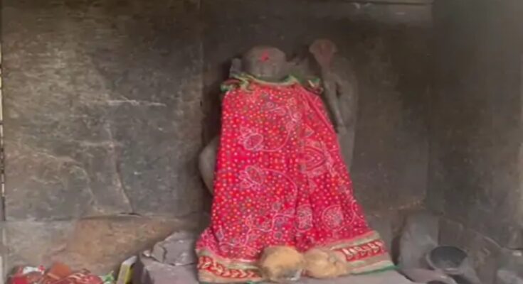 बस्तर का अनोखा मुकड़ी मावली माता मंदिर: प्रेमी चढ़ाते हैं तस्वीरें, महिलाओं की एंट्री वर्जित