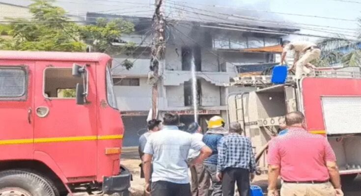 Massive Fire at Oil Warehouse; Still Uncontrolled After 3 Hours; Losses Worth Crores