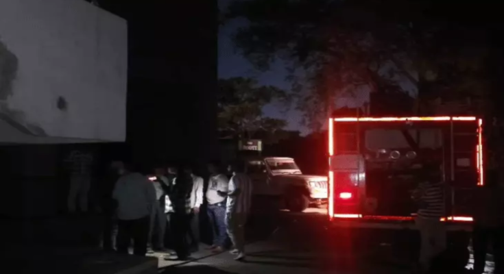Fire Breaks Out During Ashutosh Rana's 'Hamare Ram' Show; Artists and Audience Safely Evacuated Amidst Chaos